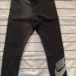 NEW NIKE Tight Fit Crop Leggings